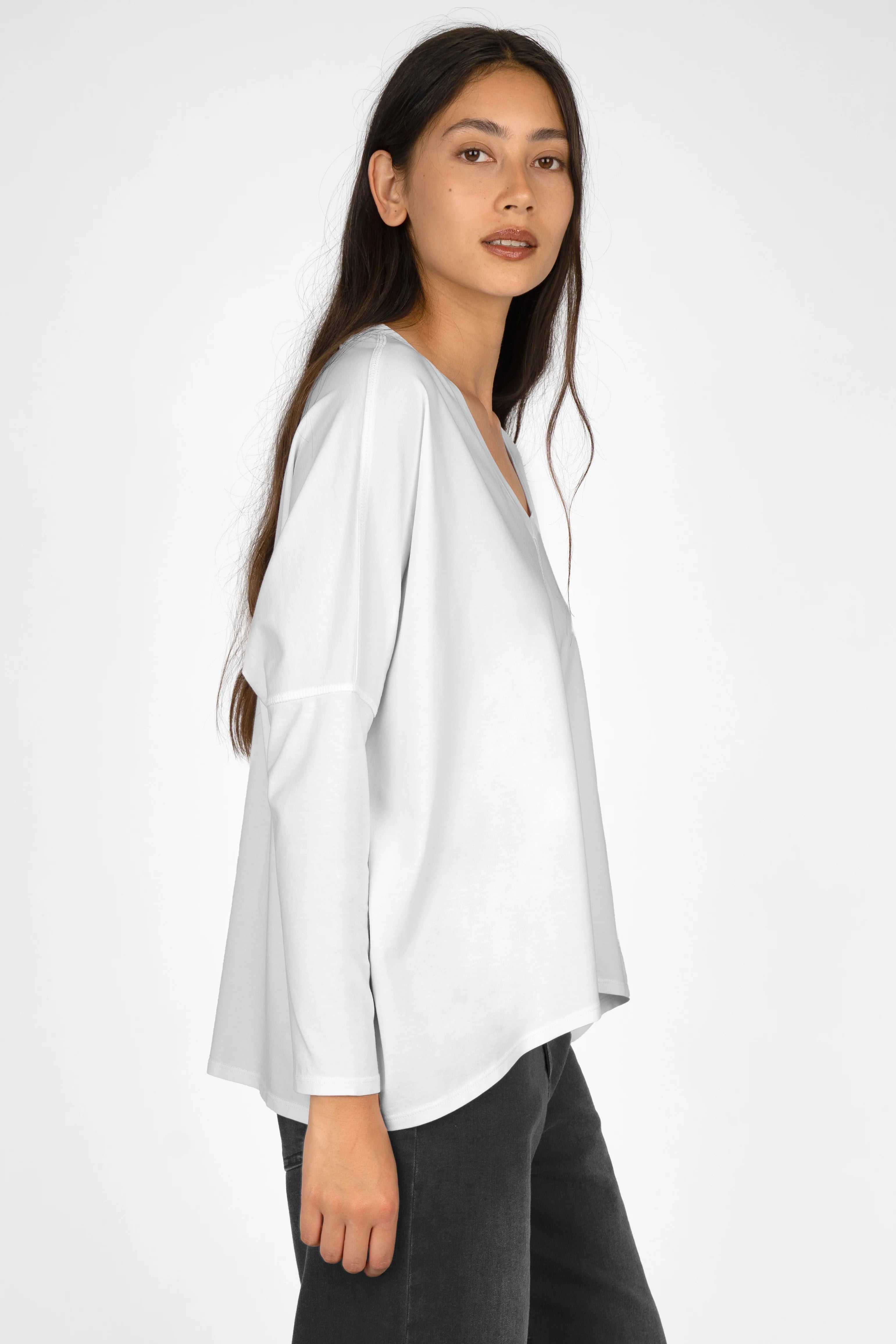 TIDA Blusenshirt Langarm white long sleeve blouse shirt with V-neck and relaxed fit on female model