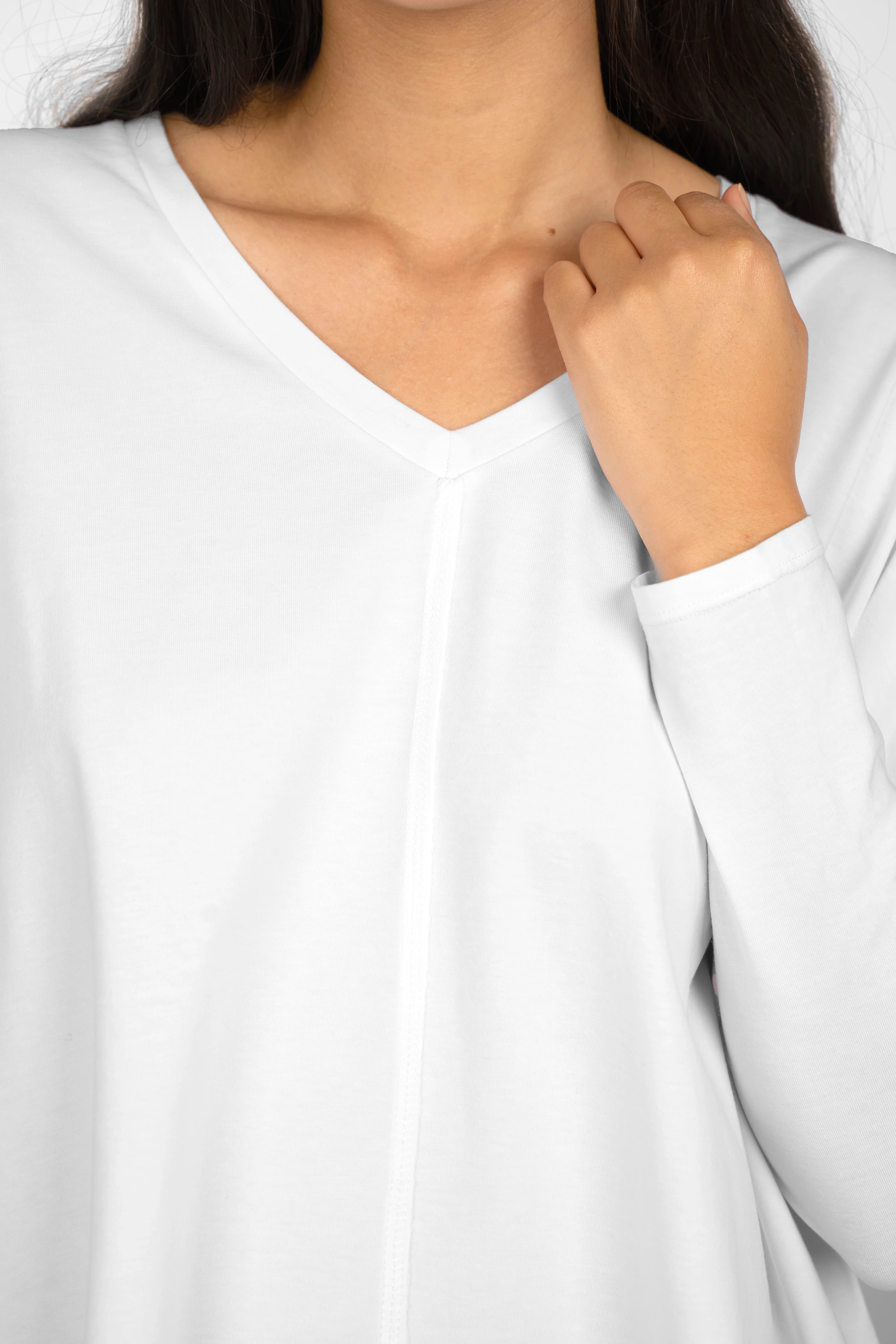 Close-up of white TIDA Blusenshirt Langarm with V-neck and long sleeves on model