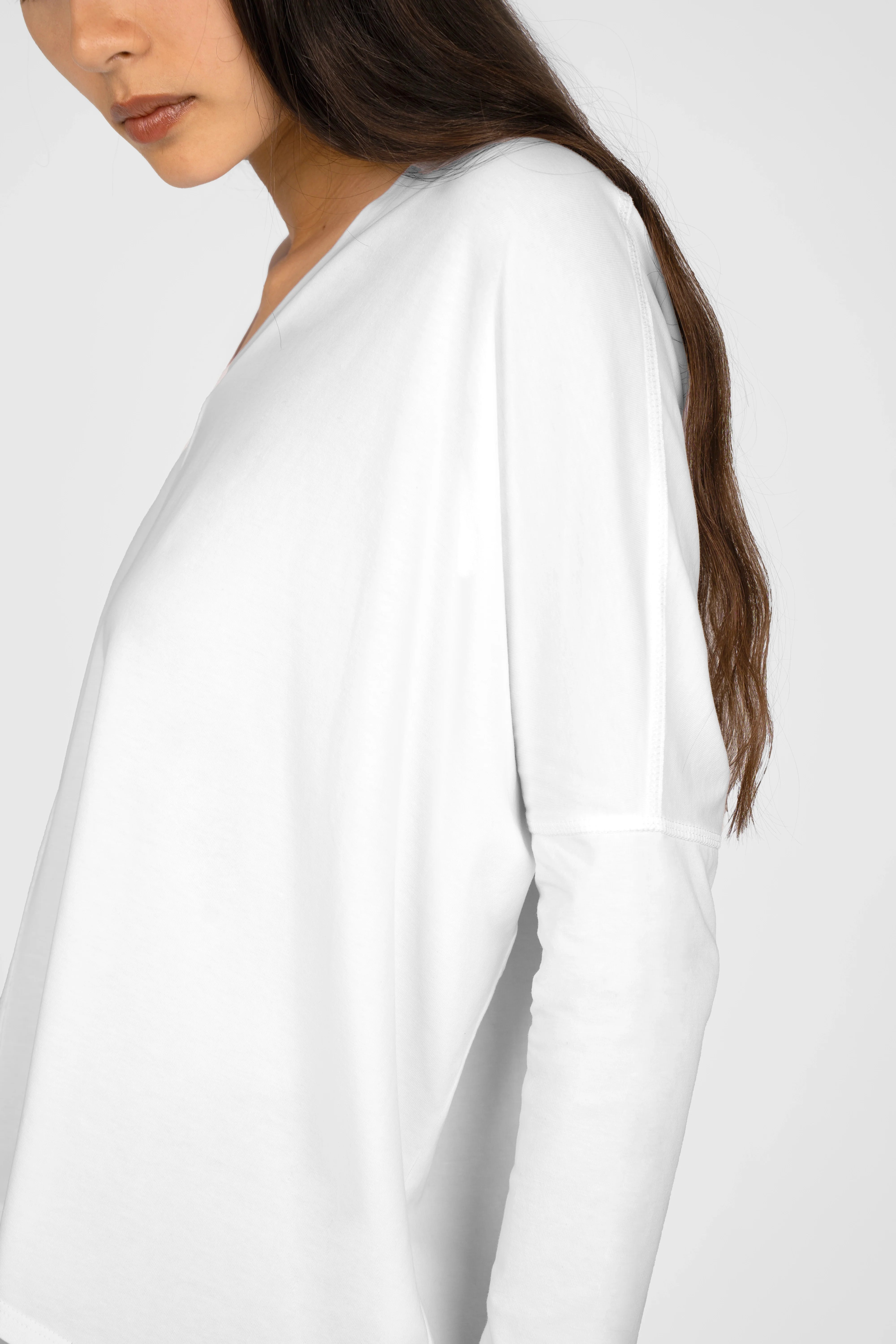 White TIDA Blusenshirt Langarm with V-neck, relaxed fit, and long sleeves on model