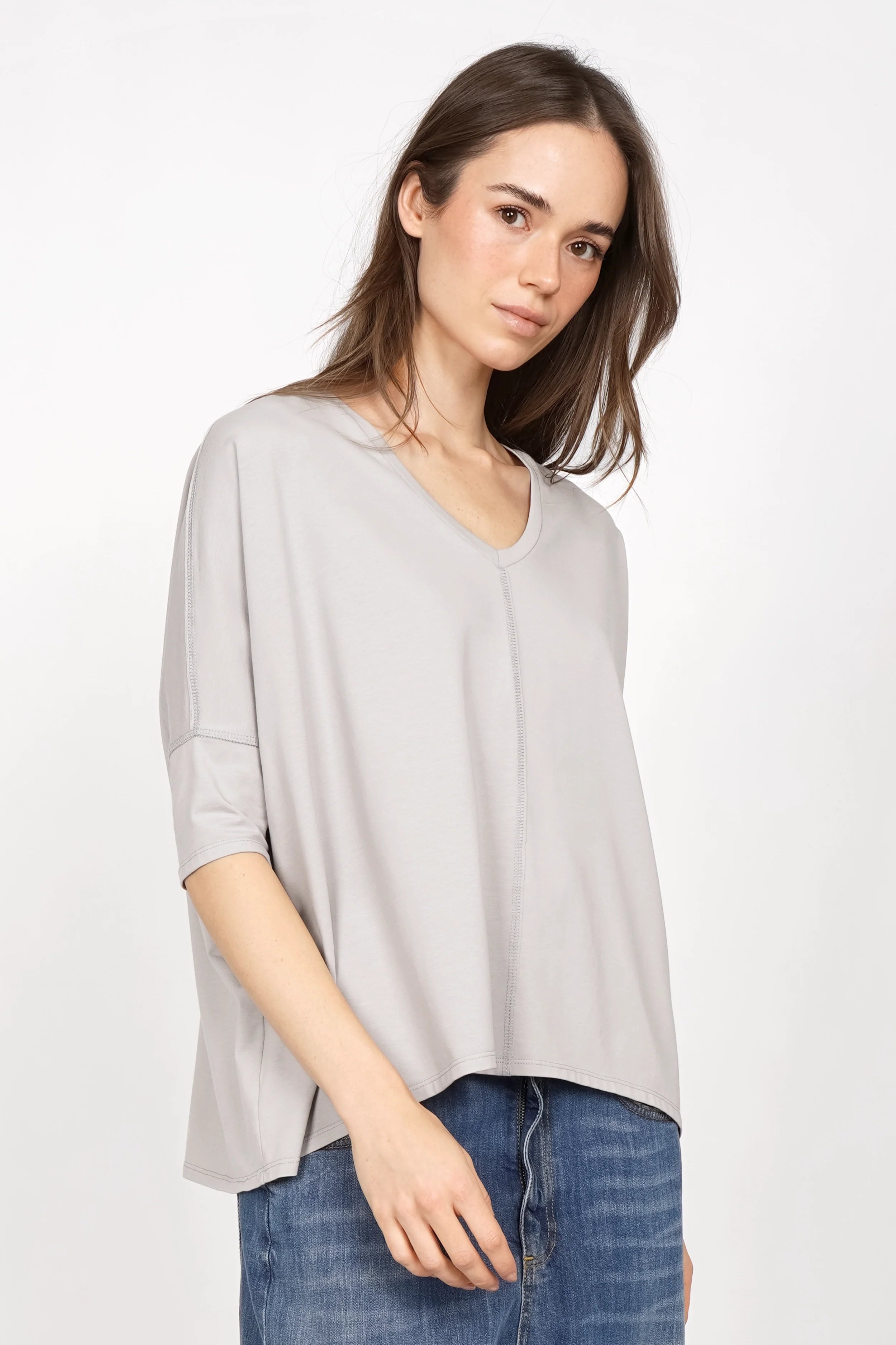 Damen TIDA Blusenshirt mit V-Ausschnitt, lockerem Schnitt und weicher Baumwolle in heller Farbe