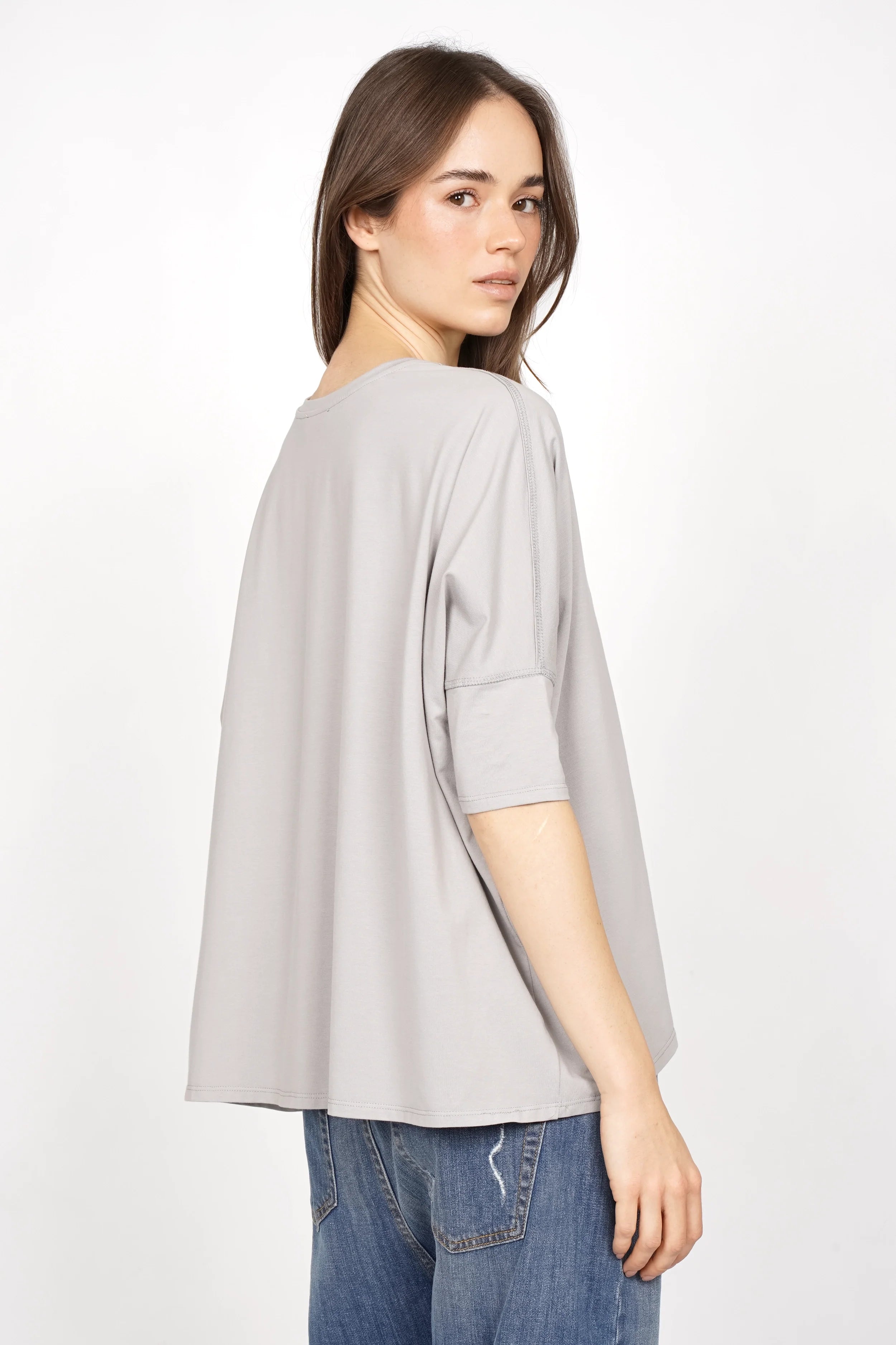 Damen TIDA Blusenshirt mit weitem Schnitt, V-Ausschnitt und kurzem Arm in Grau aus weicher Baumwolle