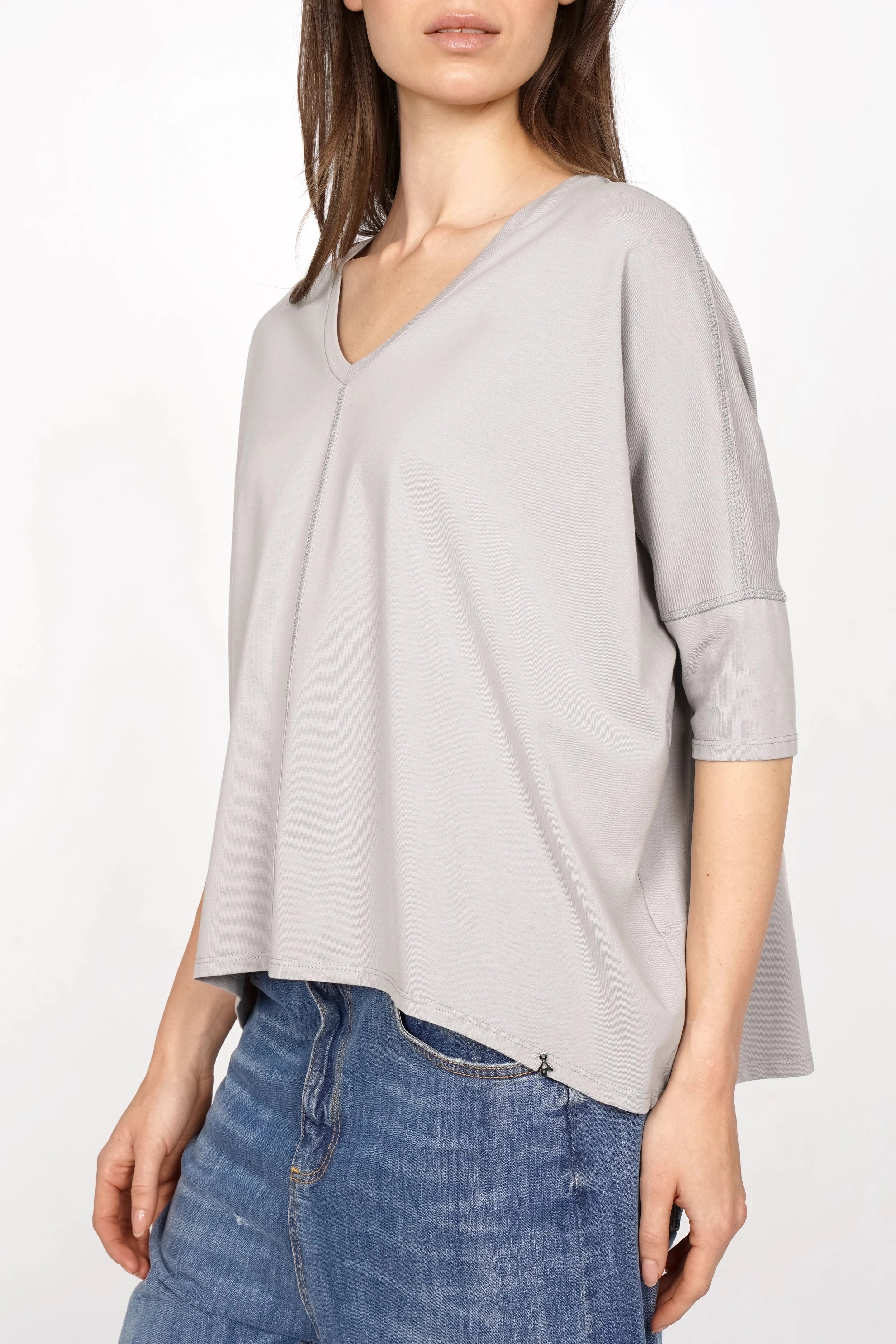 TIDA Blusenshirt grau mit V-Ausschnitt und weitem Relaxed Schnitt aus hochwertiger Baumwolle
