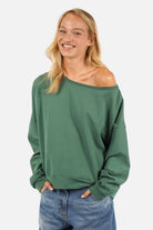 Weicher One-Shoulder Sweater mit weitem Ausschnitt, überschnittenen Schultern und langen, weiten Ärmeln im relaxed Fit