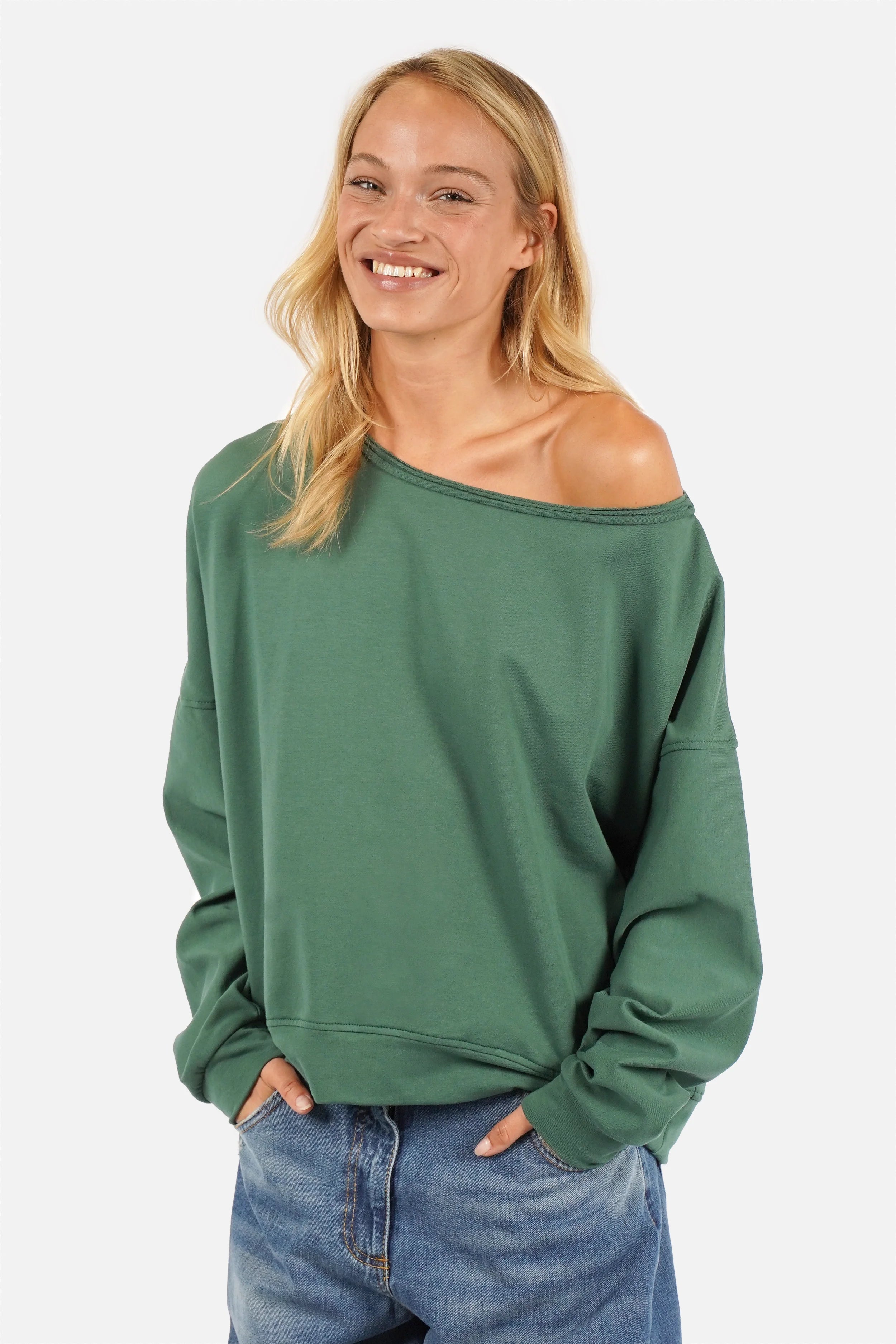 Weicher One-Shoulder Sweater mit weitem Ausschnitt, überschnittenen Schultern und langen, weiten Ärmeln im relaxed Fit