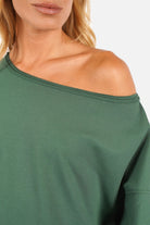Weicher One Shoulder Sweater mit weitem Ausschnitt, überschnittenen Schultern und weitem Ärmelbündchen in Relaxed Fit