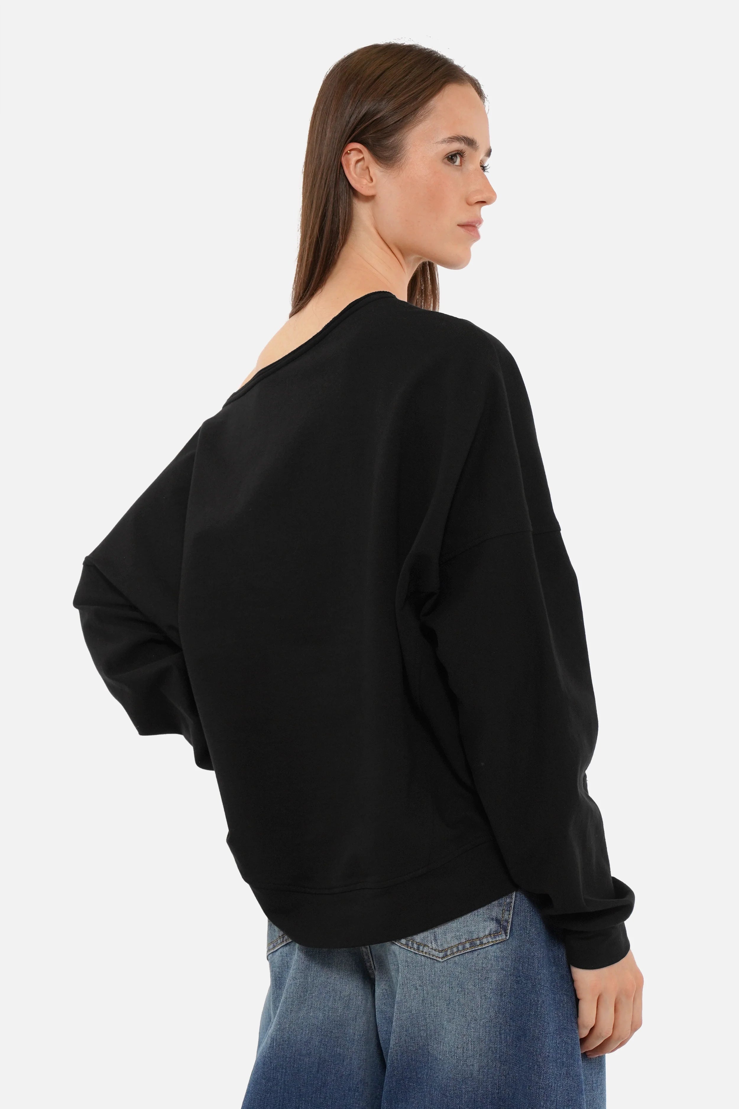 TIMAJ One Shoulder Sweater aus weichem Sweatstoff mit weitem One-Shoulder-Ausschnitt und überschnittenen Schultern.