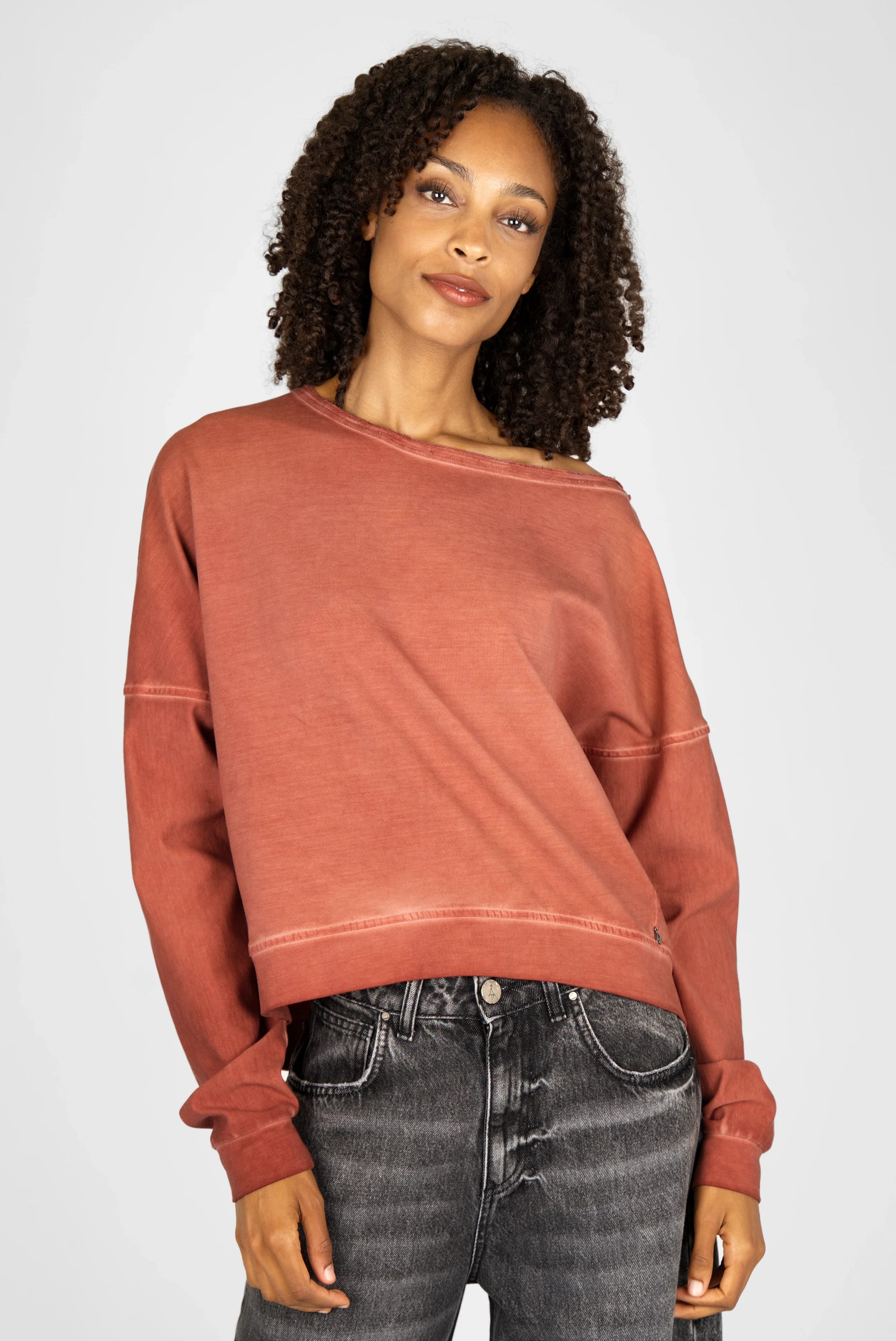 TIMAJ Revive One Shoulder Sweater mit Vintage-Waschung und weitem Rundhalsausschnitt in Mocha, lässiger Off-Shoulder-Stil, Loose Fit, länger hinten, ideal für Relax-Looks.