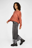 TIMAJ Revive One Shoulder Sweater mit Vintage-Waschung in Mocha und weitem off-shoulder Rundhalsausschnitt