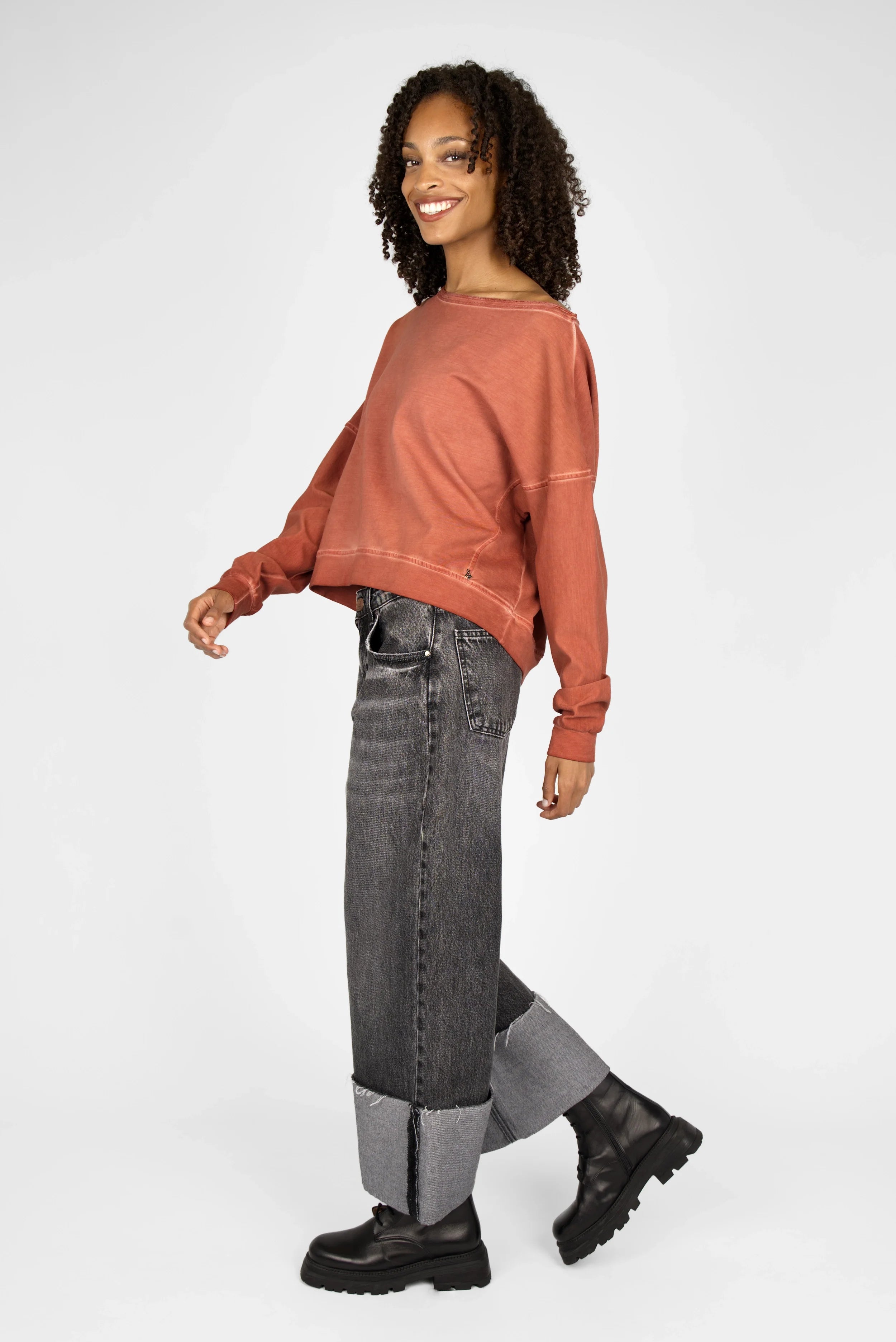 TIMAJ Revive One Shoulder Sweater mit Vintage-Waschung in Mocha und weitem off-shoulder Rundhalsausschnitt