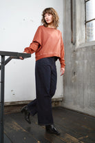 TIMAJ Revive One Shoulder Sweater mit Vintage-Waschung und weitem Rundhalsausschnitt in Mocha