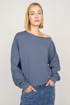 Lockerer One Shoulder Sweater aus weichem Sweatstoff mit weitem Halsausschnitt und verlängerten Ärmeln.