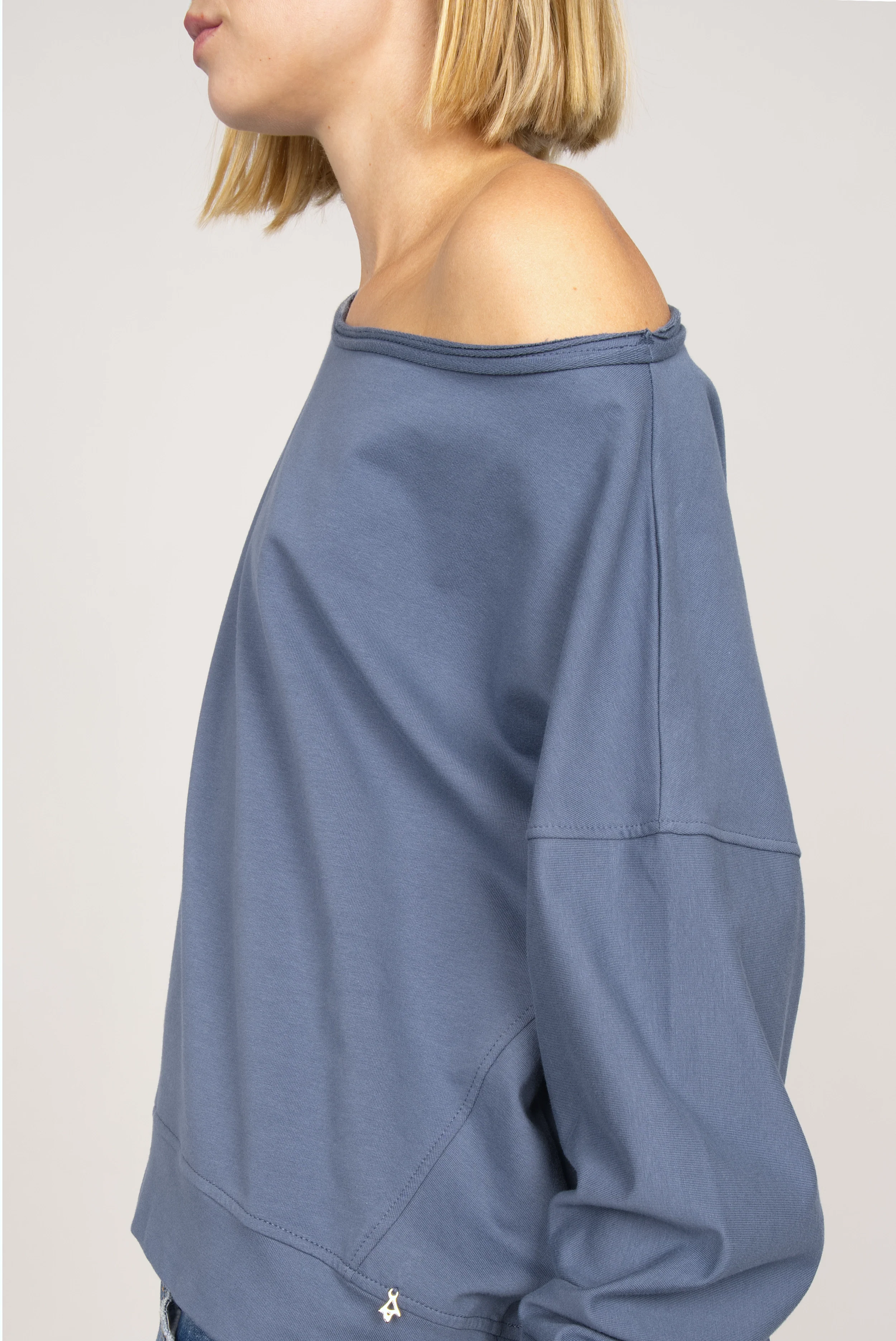 Blauer One Shoulder Sweater aus weichem Sweatstoff mit weitem Halsausschnitt und lockerem Schnitt