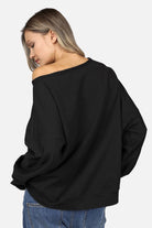 Zwarte TIMAJ one-shoulder sweater met wijde halslijn en een relaxte pasvorm.
