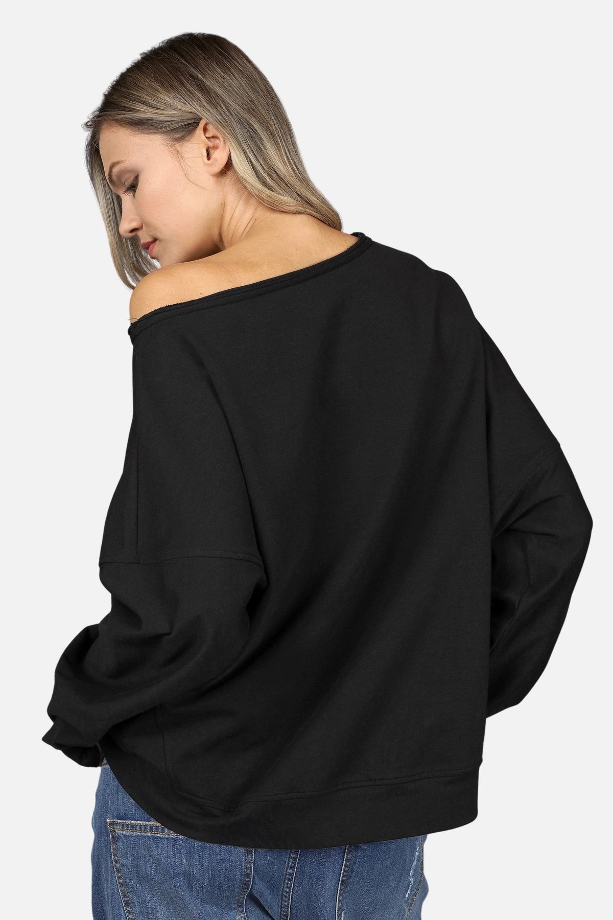 TIMAJ One Shoulder Sweater in Schwarz mit weitem Halsausschnitt und entspanntem Fit.