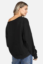 Zwarte TIMAJ one-shoulder sweater, relaxte snit met wijde halslijn, onafgewerkte randen en verlengde mouwen.