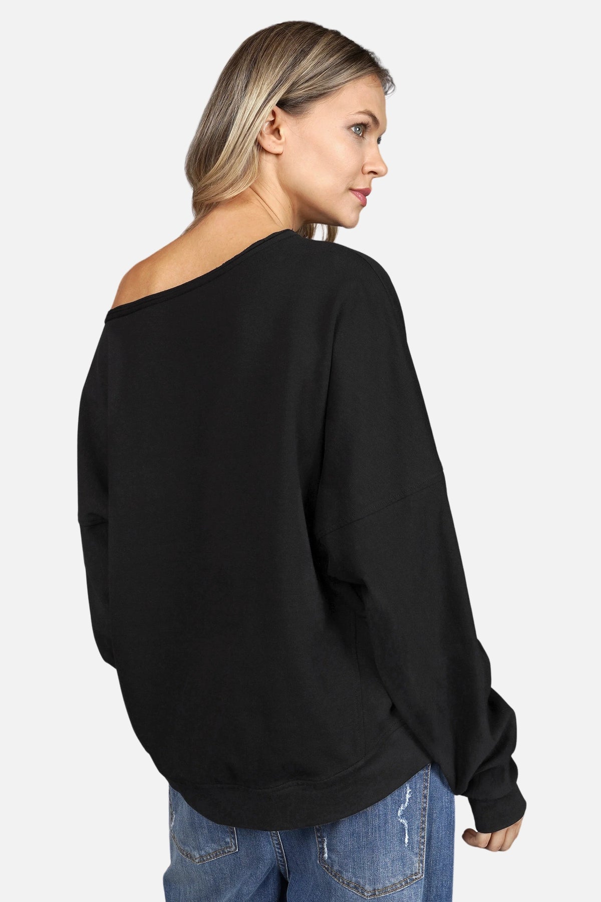 TIMAJ One Shoulder Sweater in Schwarz, entspannter Schnitt mit weitem Halsausschnitt, offenen Kanten und verlängerten Ärmeln.