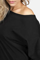 Zwarte TIMAJ one-shoulder sweater met wijde halslijn, onafgewerkte randen en lange mouwen.
