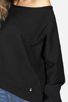 Zwarte TIMAJ one-shoulder sweater met wijde halslijn en boorden, losse relaxte pasvorm.