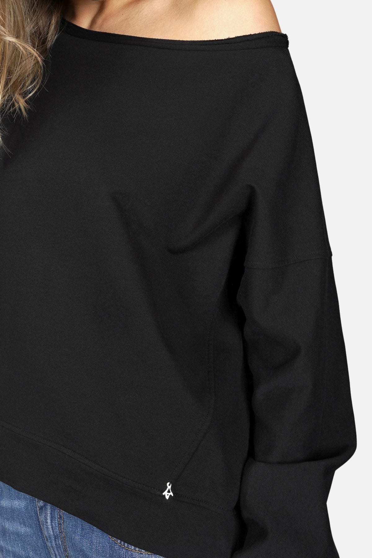 TIMAJ One Shoulder Sweater in Schwarz mit weitem Halsausschnitt und Bündchen, entspannter Loose Fit.