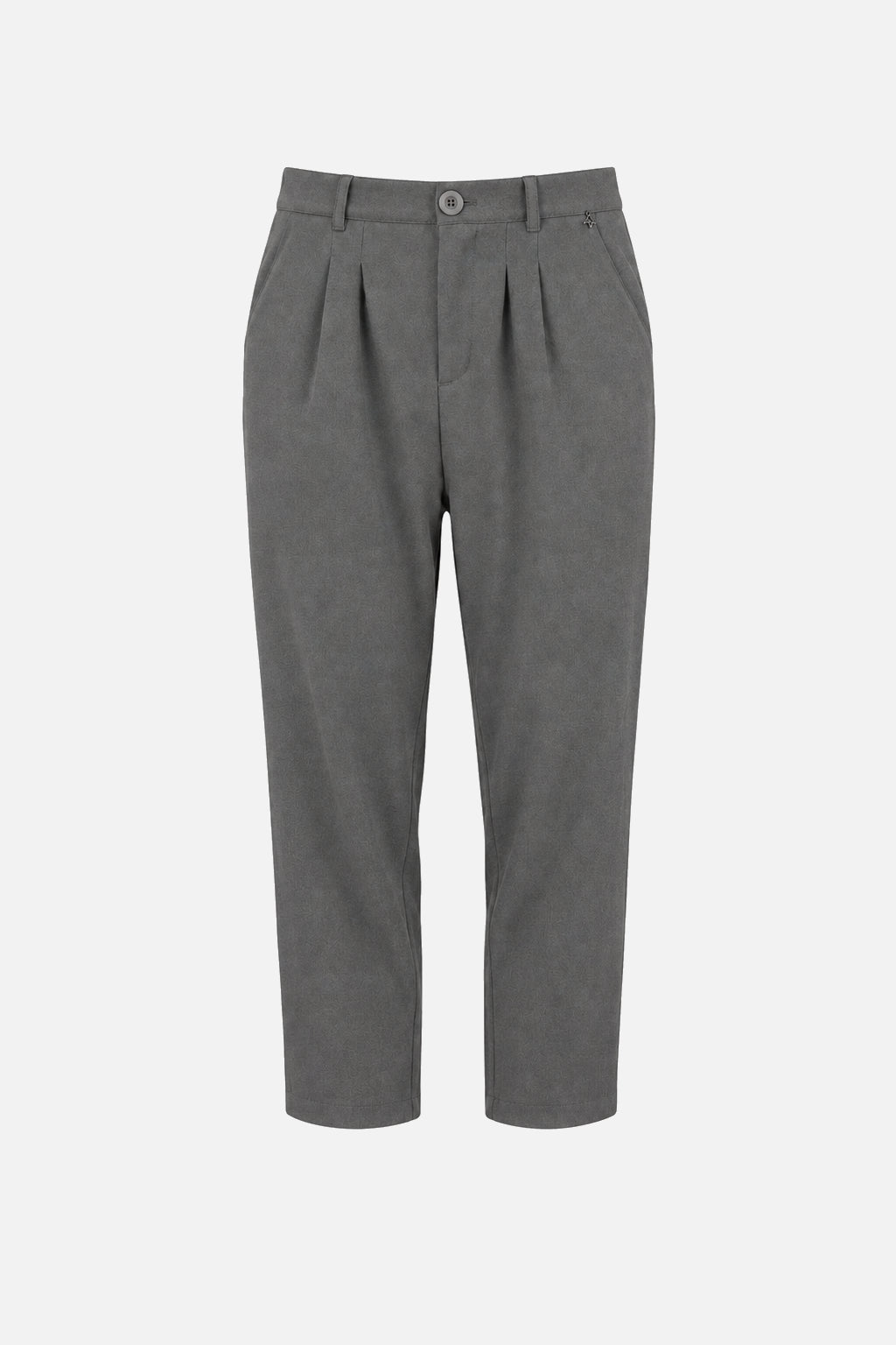 TINKE Hose Cropped Fit in Volcanic Ash, gerade Vorderansicht mit Bundfalten und kleinem Logo-Anhänger