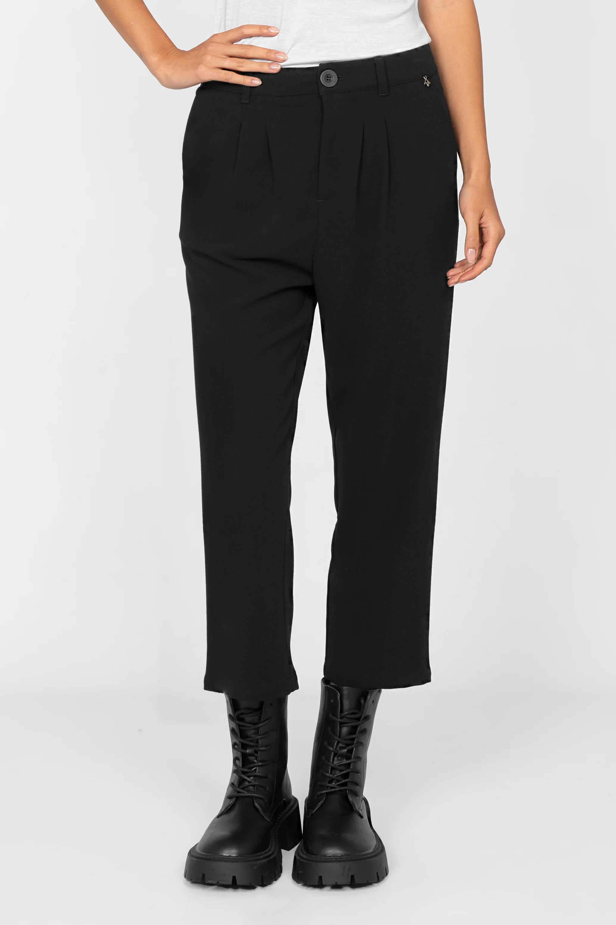 Black cropped TINKE Hose with pleats and zipper front, worn with black boots