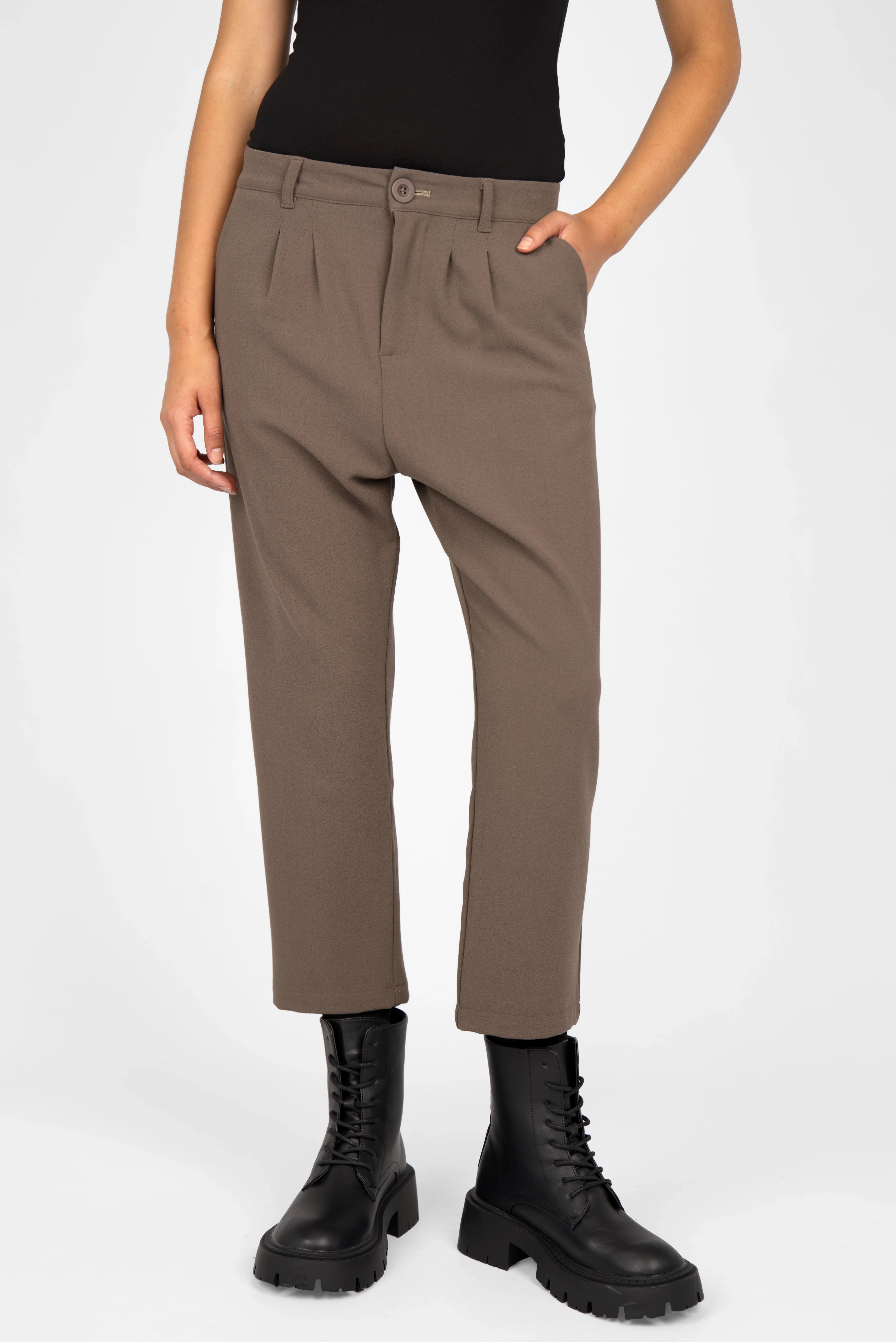Woman wearing cropped fit TINKE Hose Cropped in brown with pleats and black lace-up boots