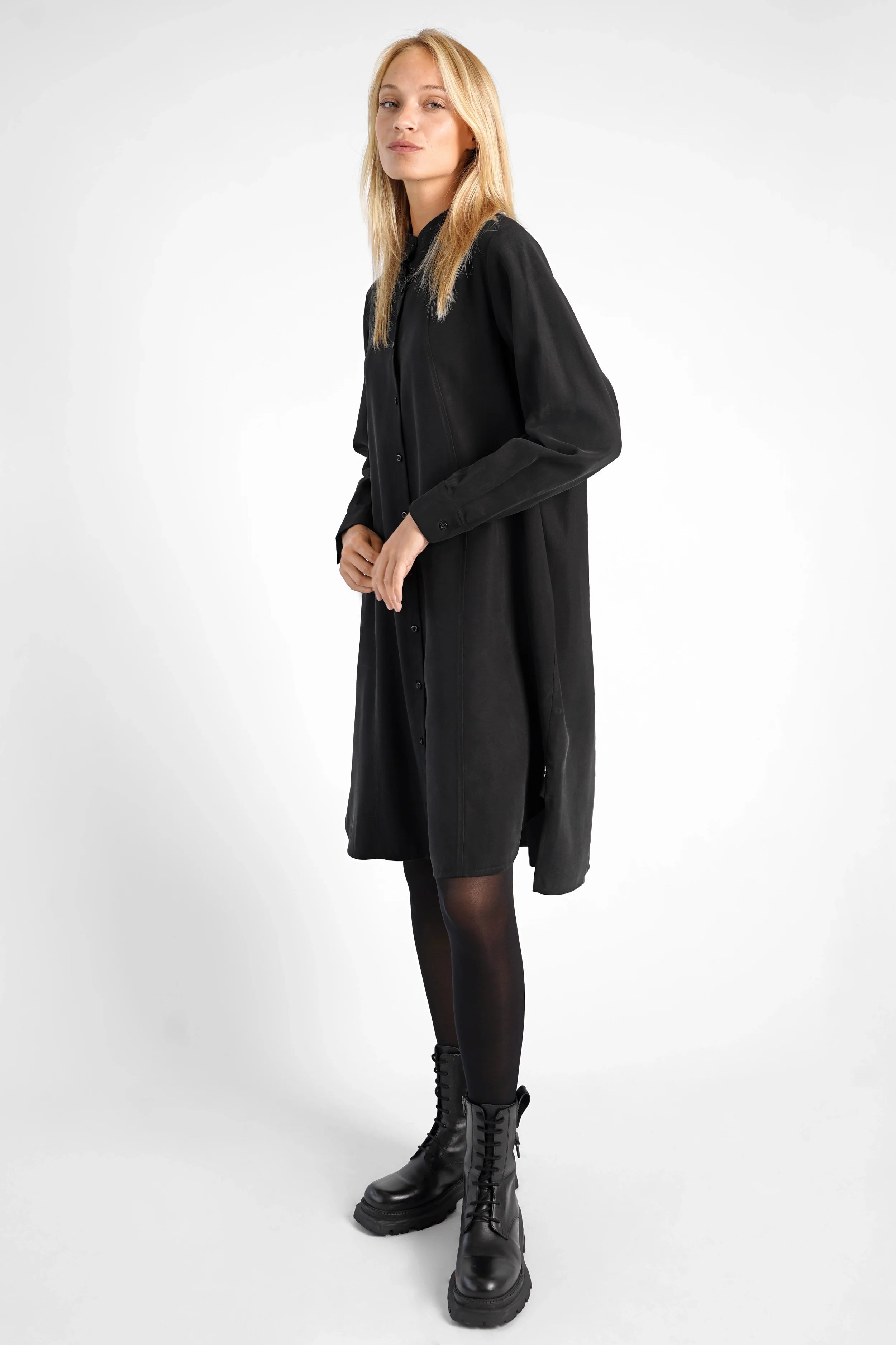 Black Blusenkleid aus Lyocell-mix with standing collar and button-down front