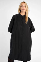 Black Blusenkleid aus Lyocell mix with stand collar, button-down front, decorative seams, and long back hem.
