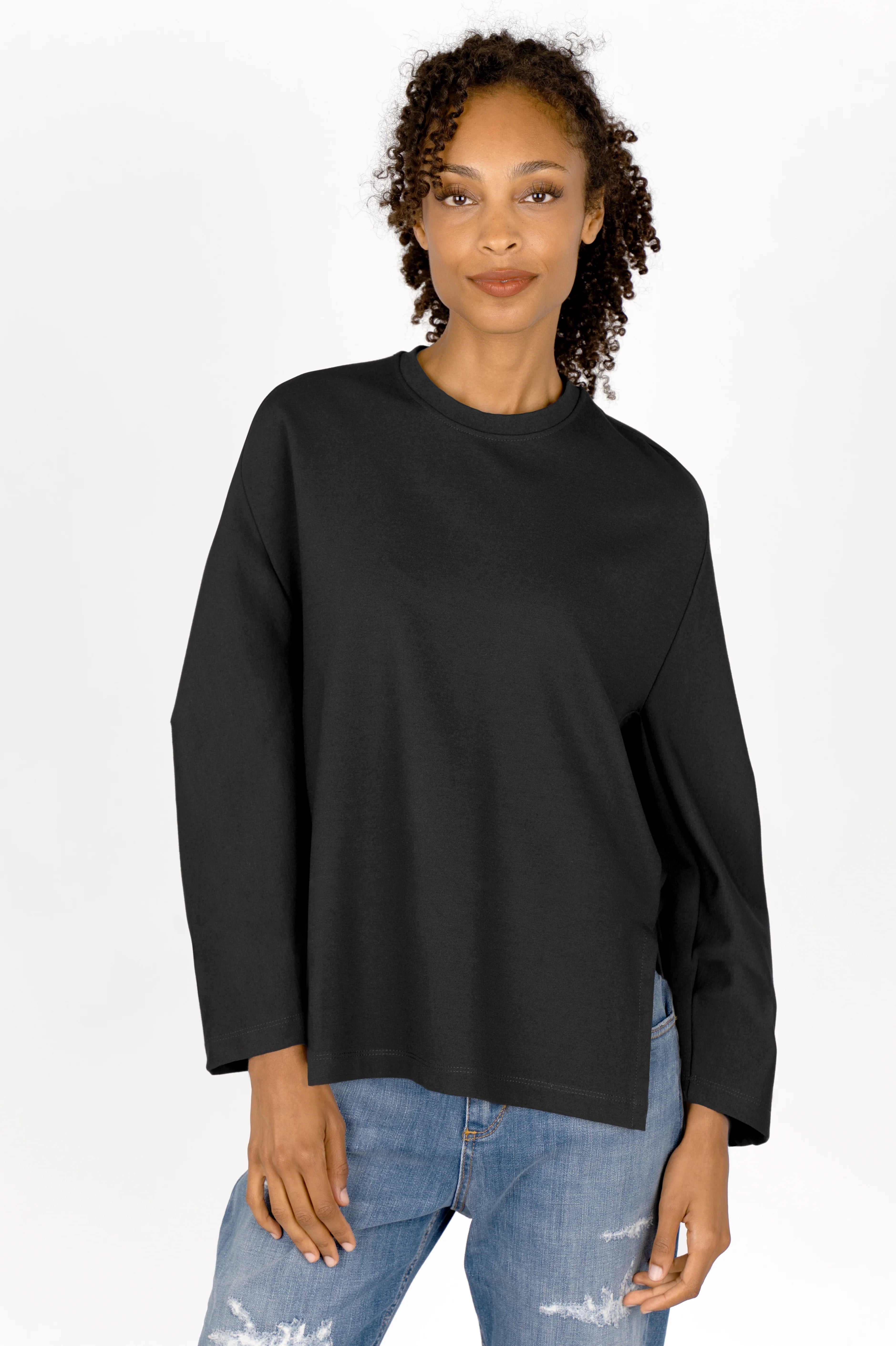 Schwarzes TOOVE Shirt aus elastischem Interlock-Jersey mit Rundhalsausschnitt, überschnittenen Schultern und hohem Seitenschlitz.