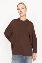 TOOVE Shirt braun aus elastischem Interlock-Jersey mit relaxed Fit und hohen Seitenschlitzen