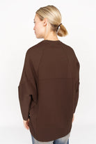 TOOVE Shirt braunes locker geschnittenes Interlock-Jersey mit geschwungenen Teilungsnähten und verlängerter Rückenpartie, entspannter Passform