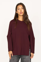 TOOVE Shirt loose fit long sleeve burgundy interlock-jersey with curved seams and extended back length