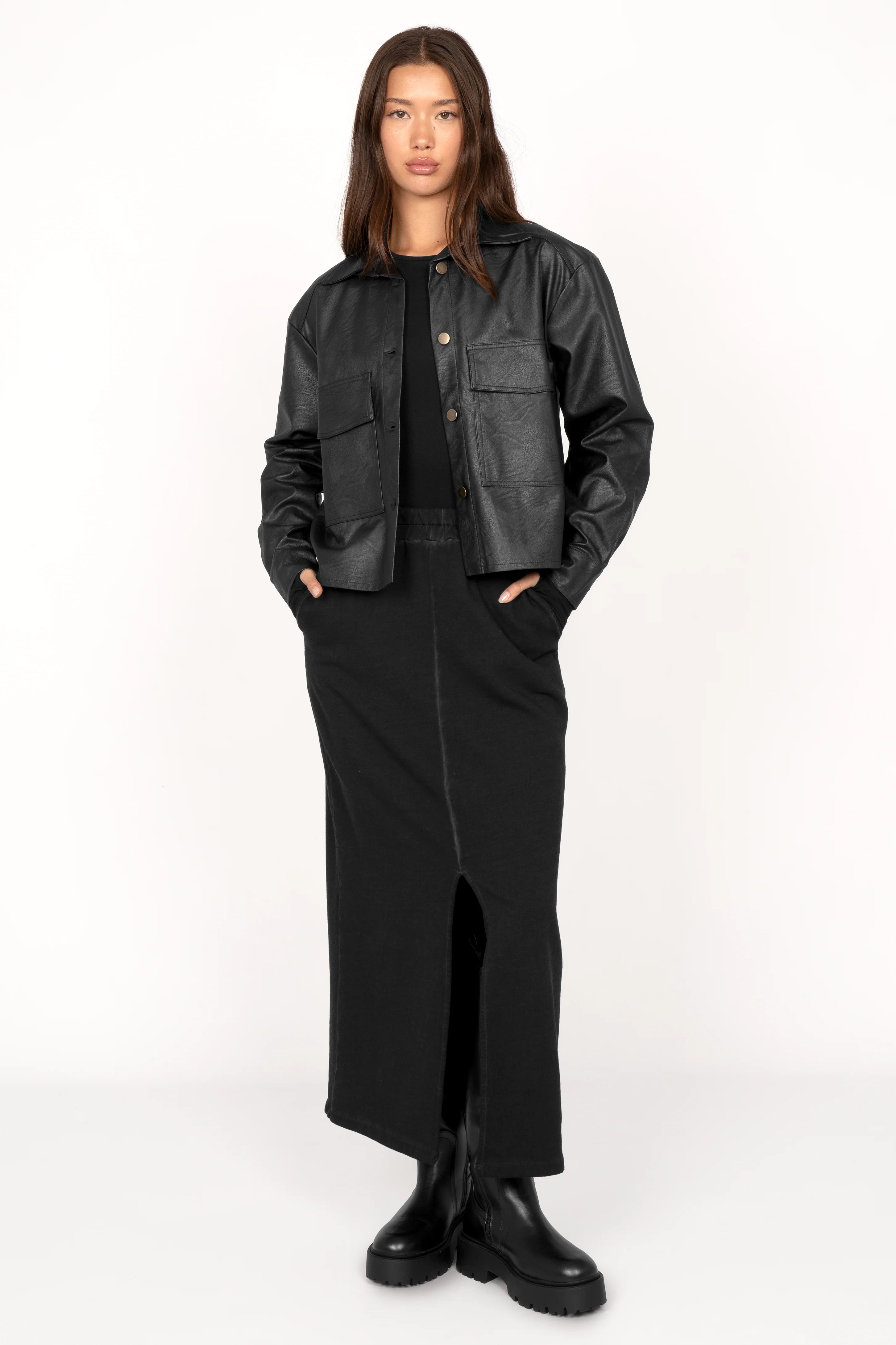 Woman wearing black cropped SOOAE Hemdjacke aus supersoftem Eco-Leder with Kent collar and chest pockets