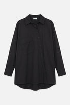 Oversized Hemdbluse aus Baumwoll-Polyamid-Mix mit asymmetrischer Knopfleiste und überschnittenen Schultern