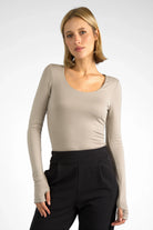 VALUM Longsleeve slim fit U-boat neckline with extra long sleeves and thumb holes in soft beige viscose