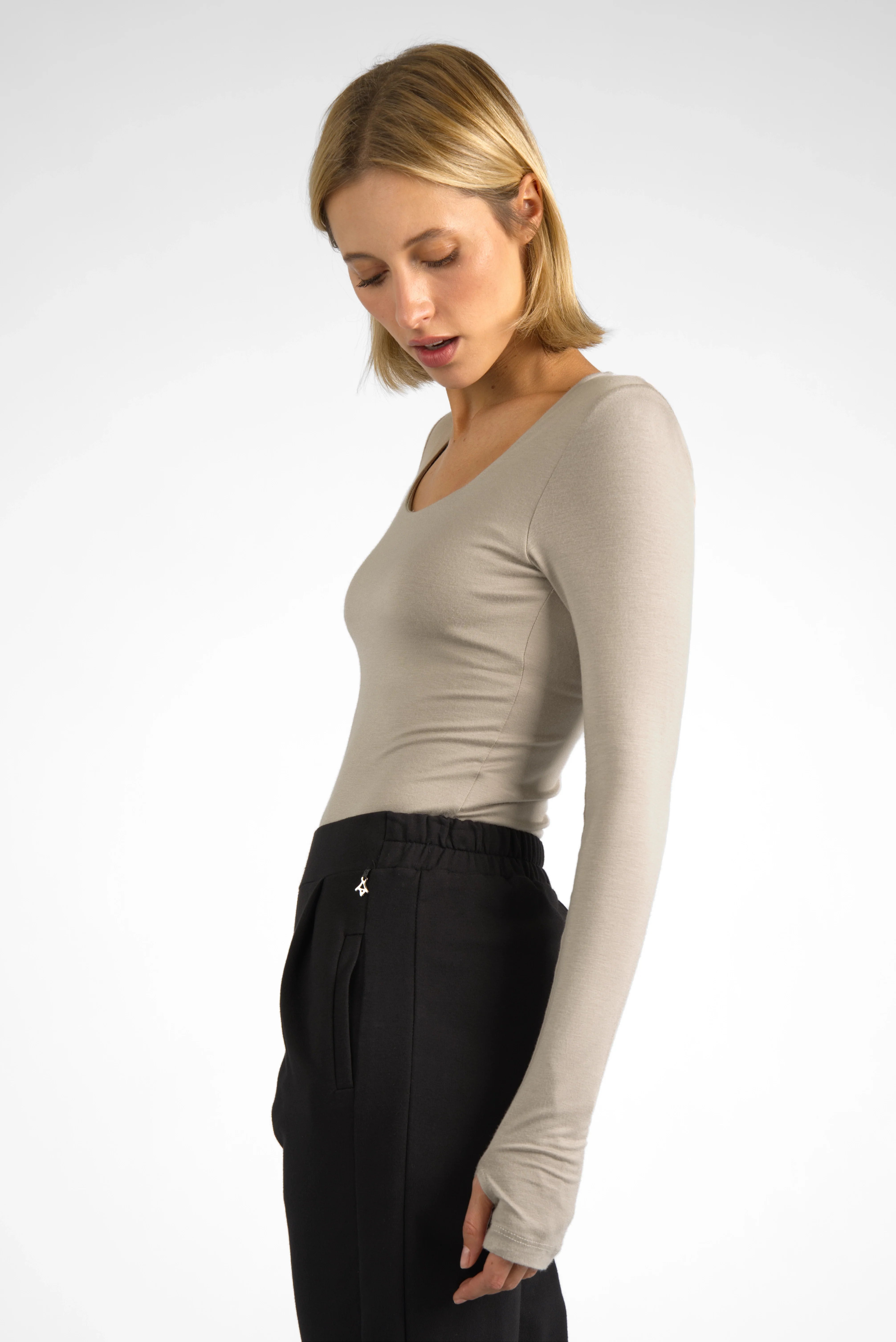 VALUM Longsleeve beige slim fit with boat neckline and thumb holes on extra long sleeves worn by female model
