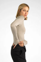 VALUM Longsleeve beige slim fit with boat neckline and extended sleeves featuring thumb holes