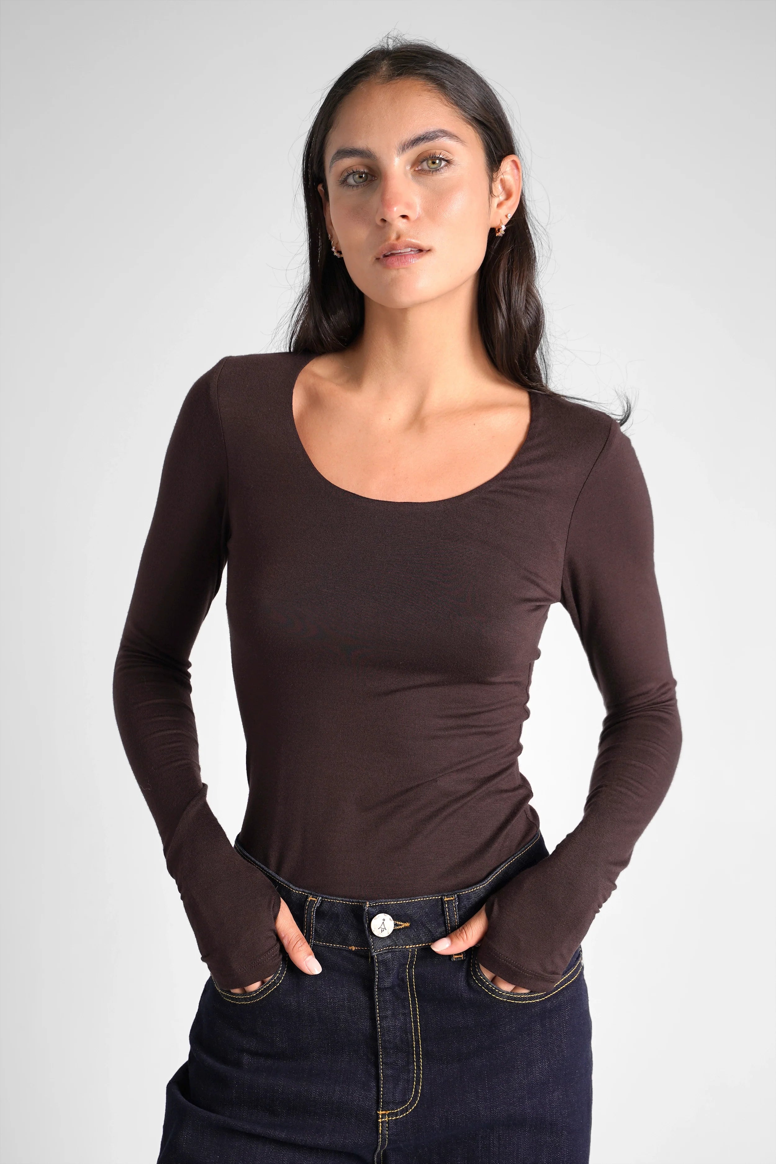Woman wearing slim fit VALUM Longsleeve with U-boat neckline and thumb hole sleeves in dark brown