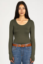 VALUM Longsleeve slim fit olive green with U-boat neckline and thumbhole sleeves worn by model