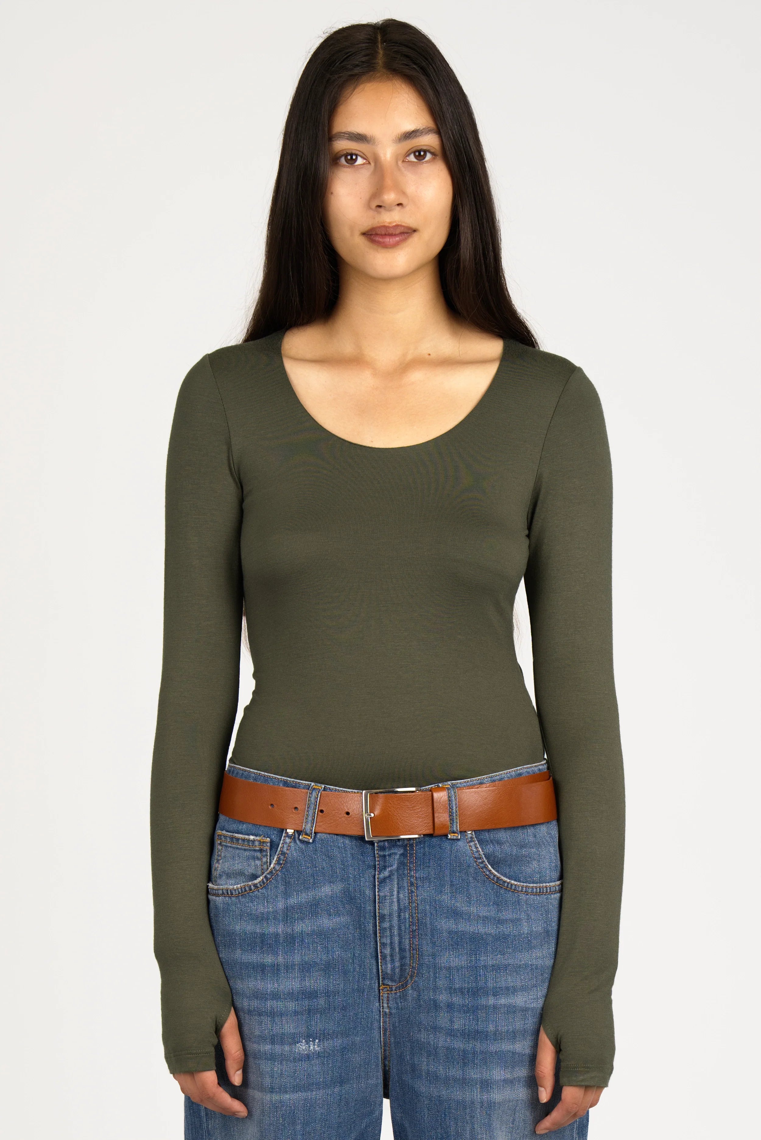 VALUM Longsleeve slim fit olive green with U-boat neckline and thumbhole sleeves worn by model