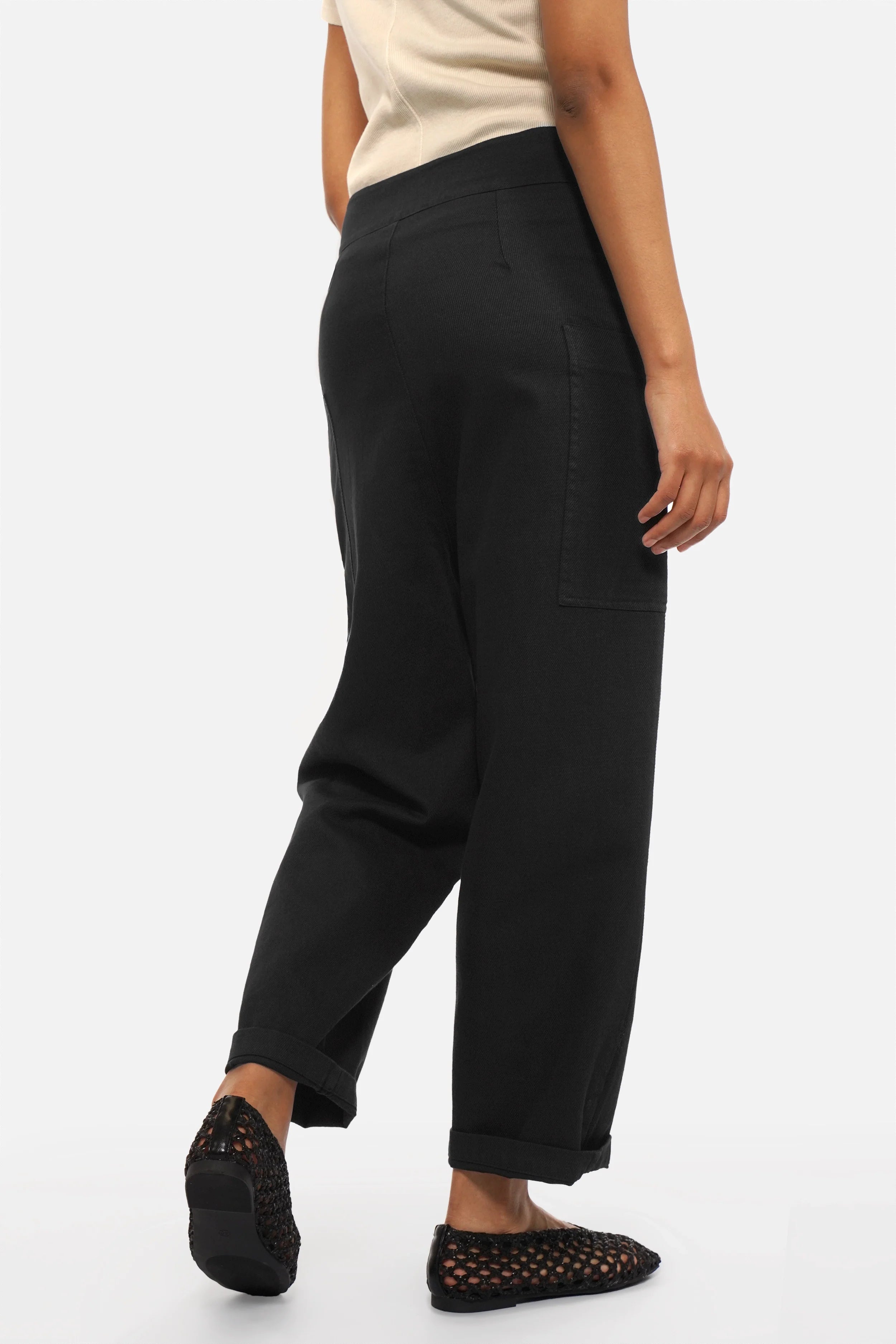 VIKADA Baggy Hose aus strukturierter, weicher Baumwolle im Denim-Look mit auffälliger Knopfleiste und lässigem Baggy-Schnitt.