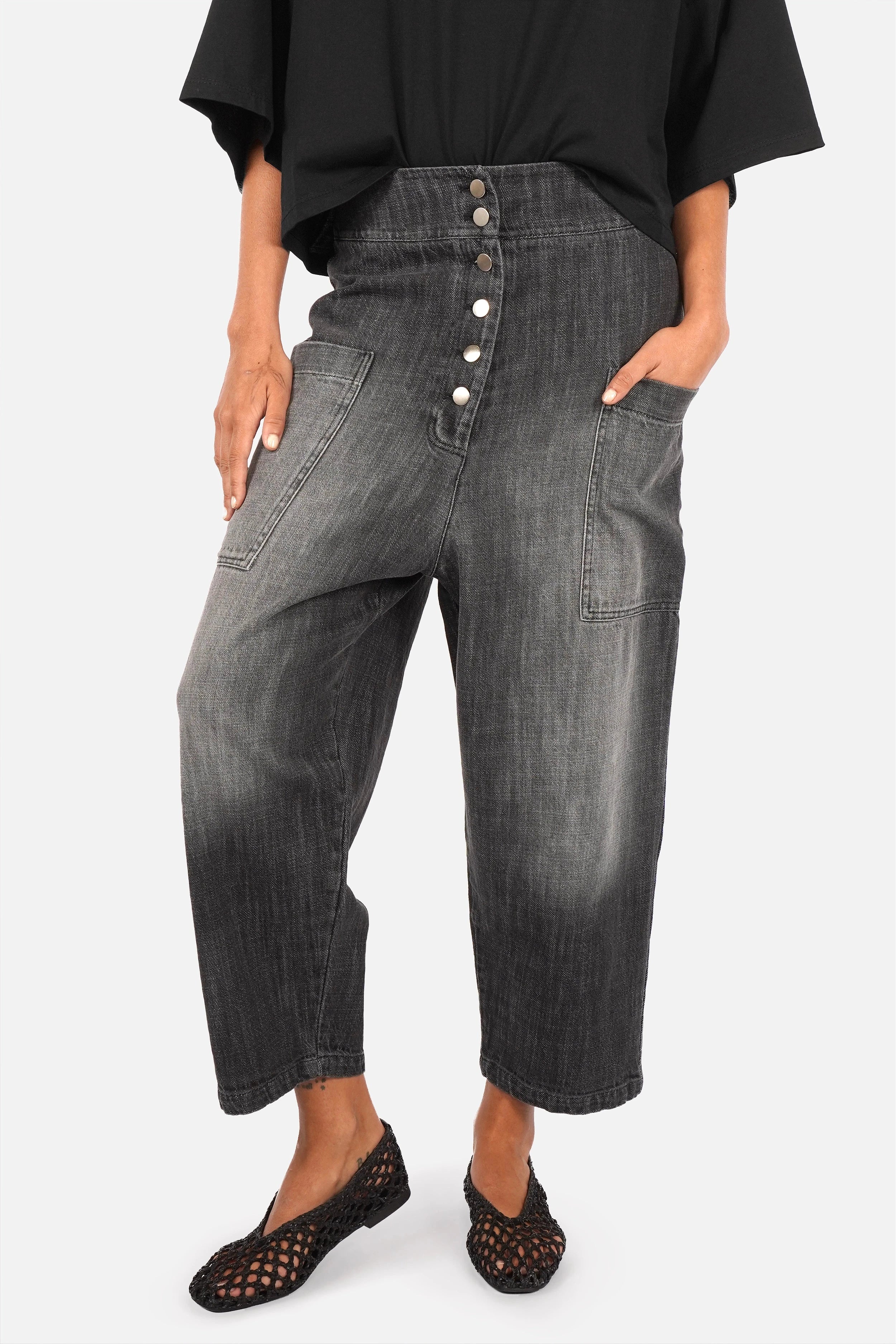 VIKADA Baggy Hose aus weicher Baumwolle mit Denim-Look, Gradient-Waschung und auffälliger Knopfleiste.