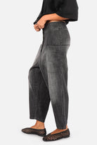 VIKADA Baggy Hose aus strukturierter Baumwolle mit Gradient-Waschung und auffälliger Knopfleiste im lässigen Loose Fit