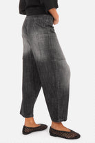 VIKADA Baggy Hose aus strukturiertem Baumwoll-Denim mit Gradient-Waschung und auffälliger Knopfleiste im lässigen Loose Fit.