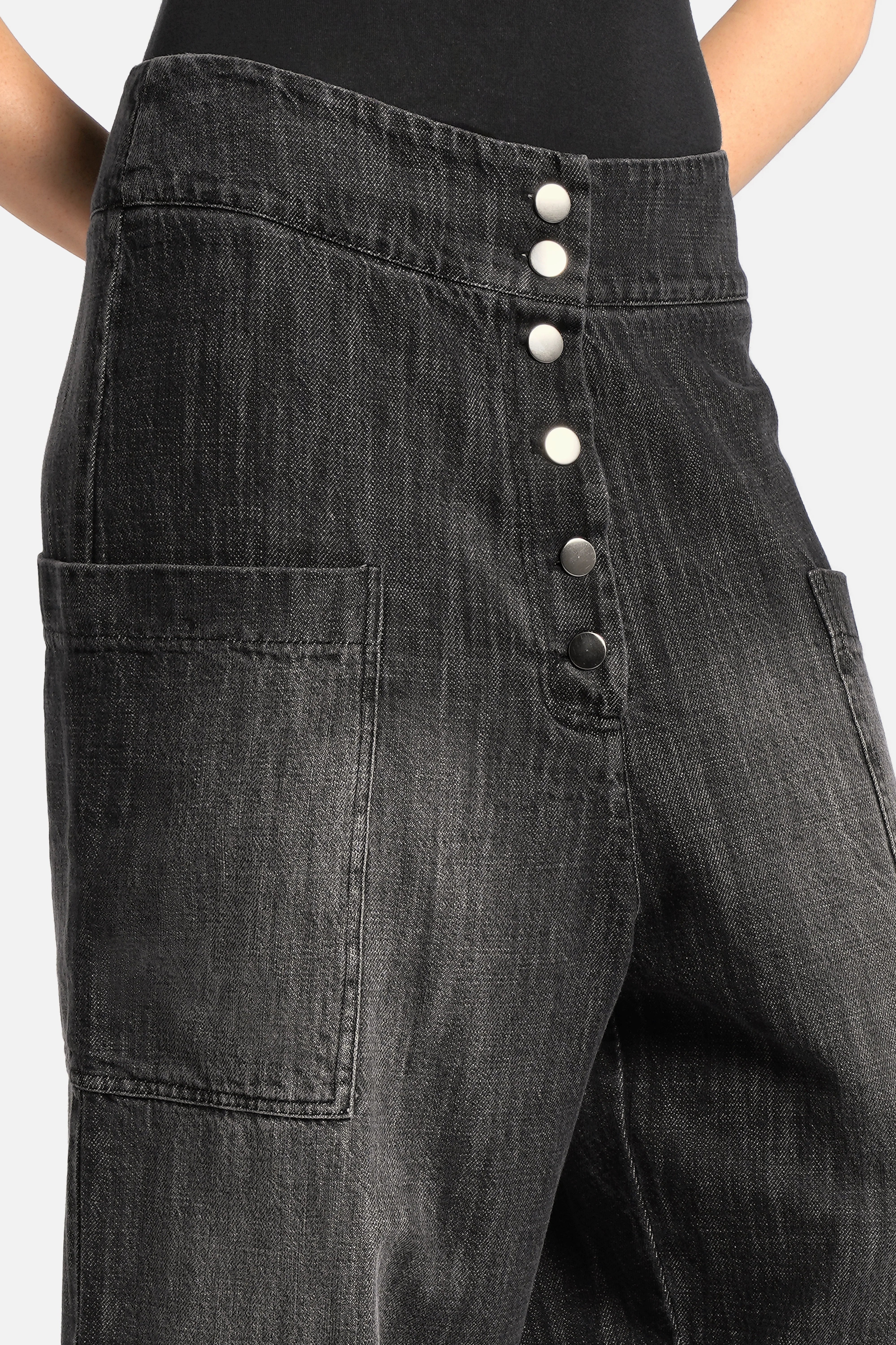 VIKADA Baggy Hose aus strukturierter Baumwolle mit Gradient-Waschung und auffälliger Knopfleiste in loose fit Schnitt