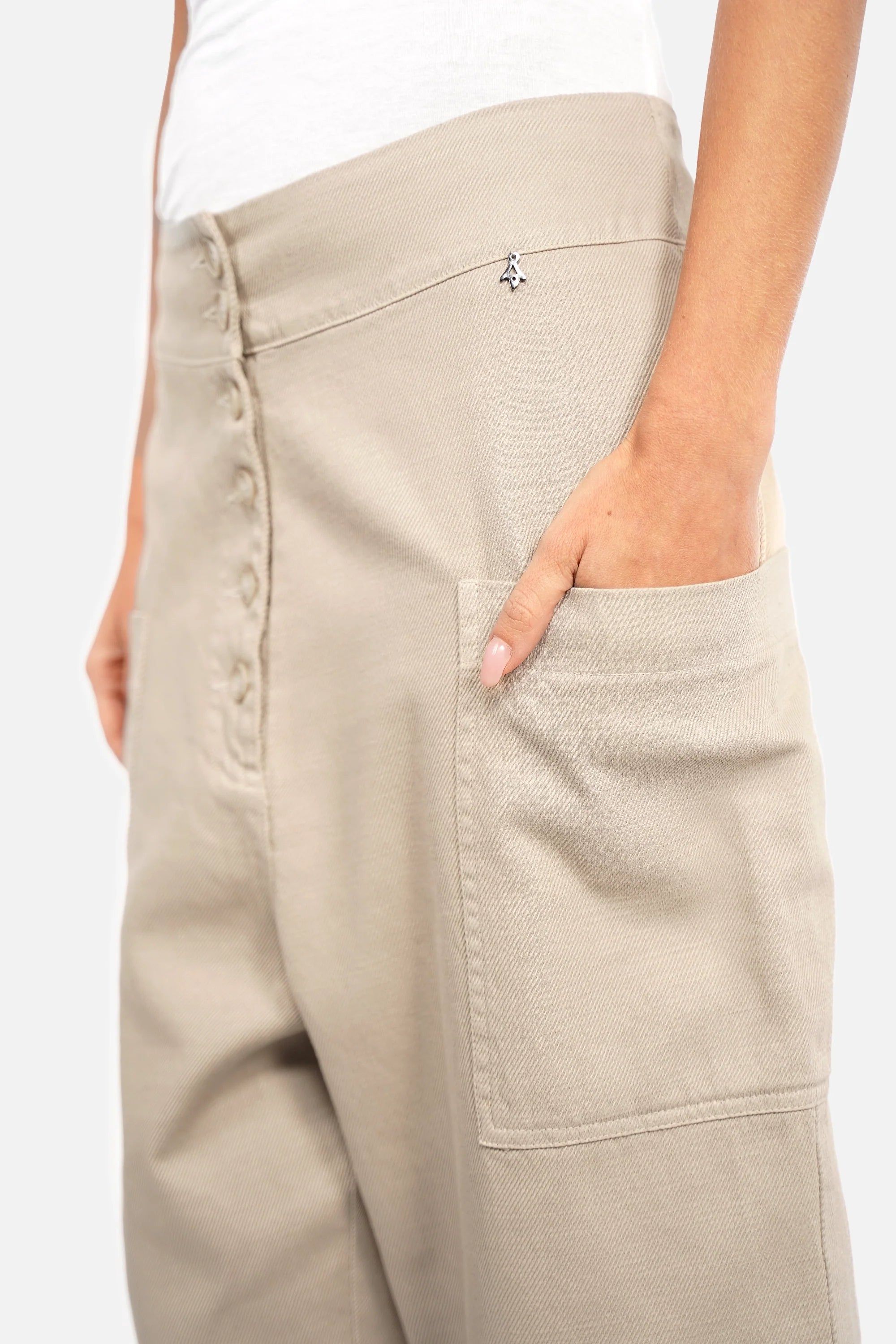 VIKADA Baggy Hose aus strukturierter weicher Baumwolle im Denim-Look mit auffälliger Knopfleiste und lässigem Baggy-Schnitt