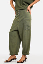 VIKADA Baggy Hose in tea-dyed soft cotton denim with button fly and loose fit