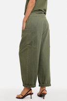 VIKADA Baggy Hose aus strukturierter Baumwolle im Denim-Look mit Tea-Dyed-Waschung und auffälliger Knopfleiste