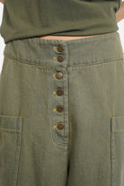 VIKADA Baggy Hose aus strukturiertem Baumwoll-Denim mit Tea-Dyed-Waschung und auffälliger Knopfleiste