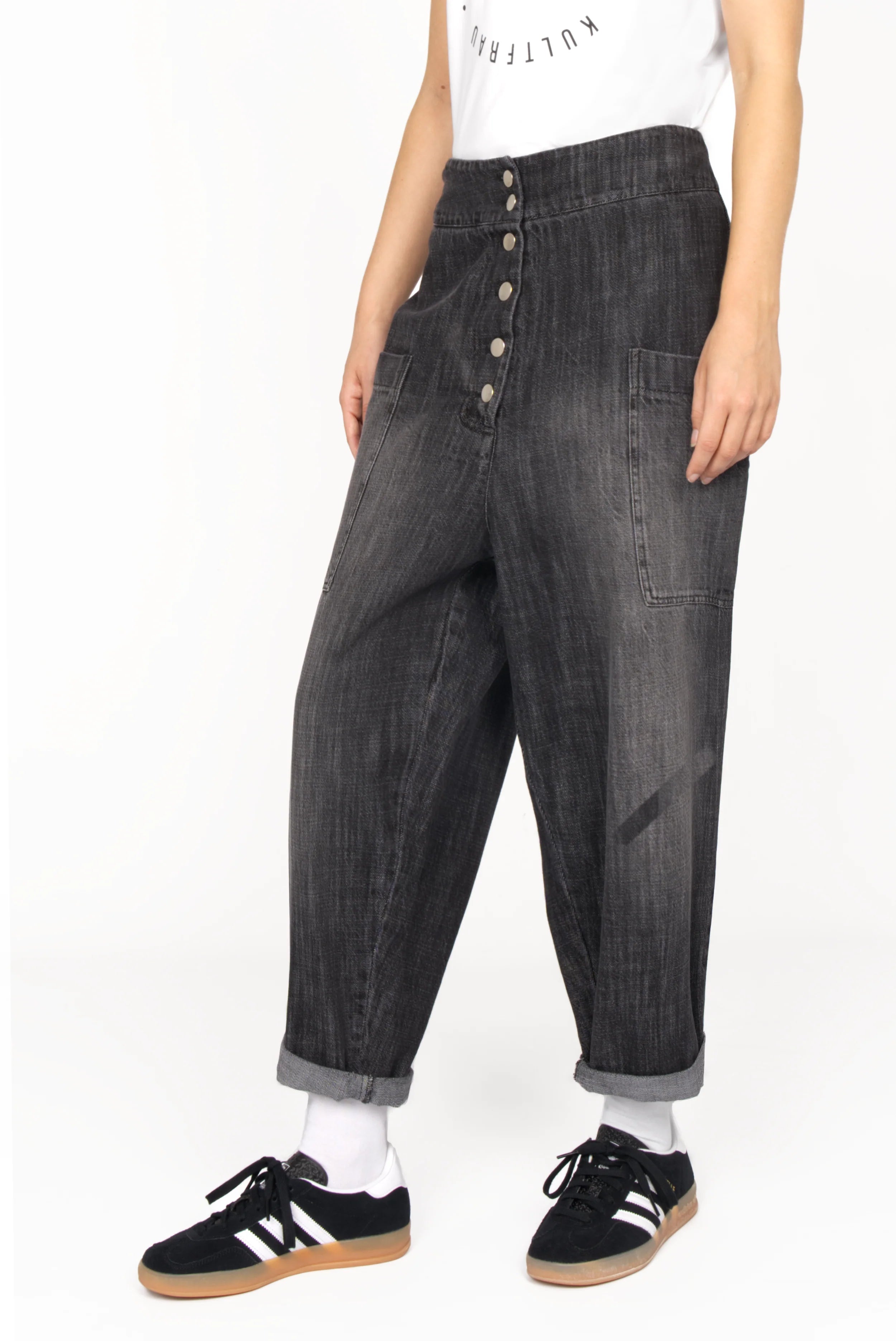 VIKADA Revive Baggy Hose aus strukturierter Baumwolle mit weitem Schnitt, markanter Knopfleiste und aufgesetzten Taschen in Denim-Optik.